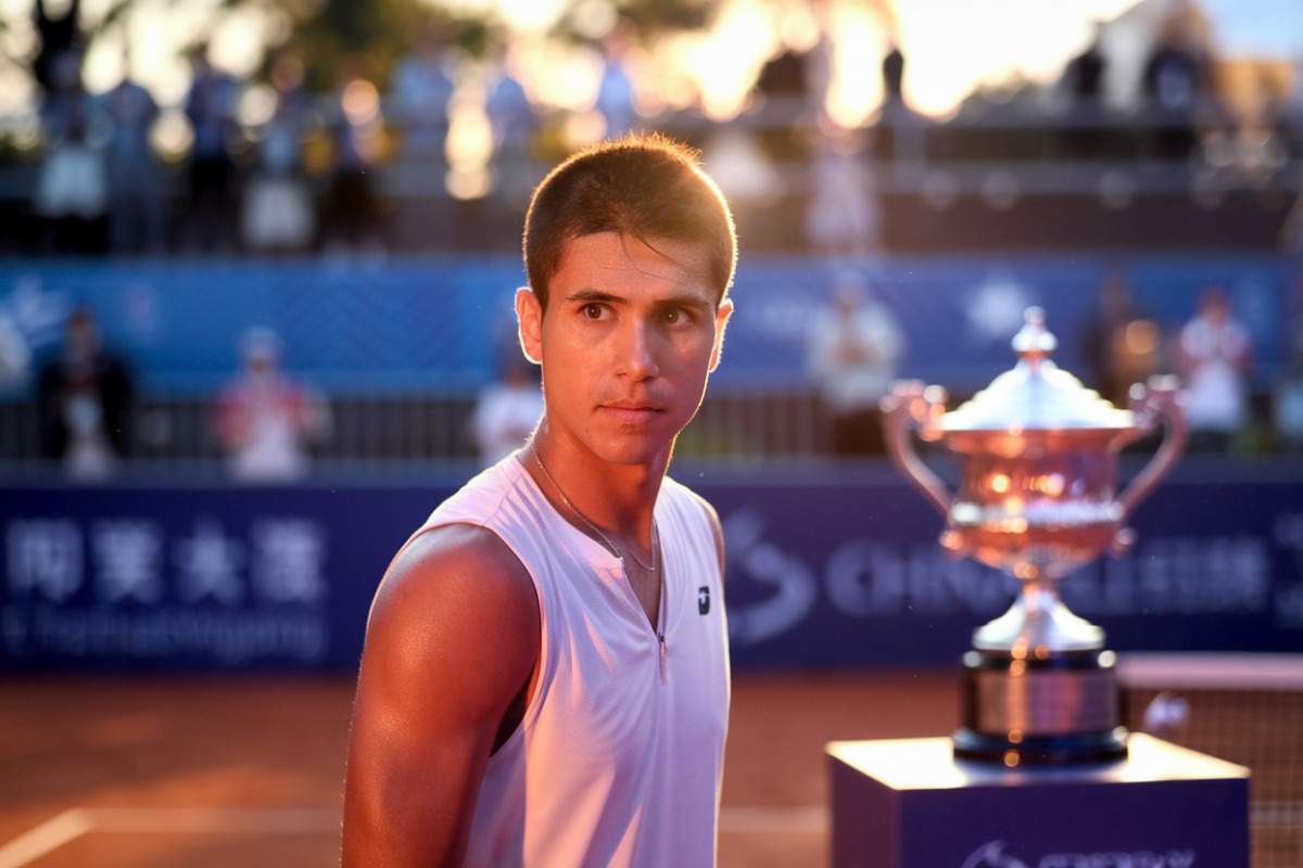 Toma Junior Popov célèbre sa victoire contre Victor Lai à Changzhou.