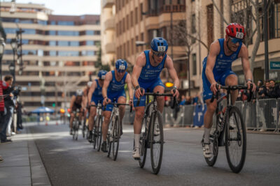 Evenepoel en tête de la 16e étape du Tour, dominant le chrono face à ses concurrents directs.