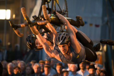Cyclistes en uniforme de compétition face aux autorités antidopage lors de contrôles stricts UCI.