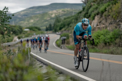 Cyclistes grimpant les cols montagneux entre Malemort et Ussel lors du Tour 2026.
