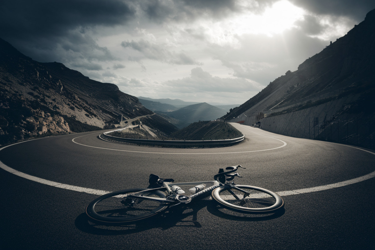 Cyclistes affrontant les pentes abruptes de montagne lors de la troisième étape du Tour.