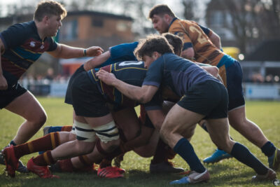 Les jeunes rugbymen français célèbrent leur victoire impressionnante contre la Nouvelle-Zélande au Mondial.