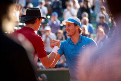 Van Assche lève son trophée ATP après sa victoire à Estoril face à Blockx.