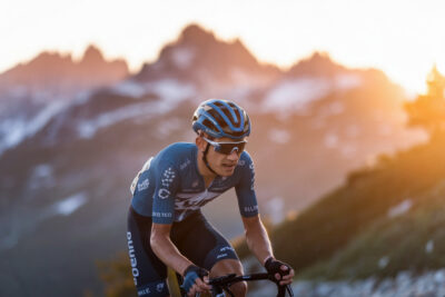 Tadej Pogacar célébrant sa deuxième victoire historique à l'Alpe d'Huez en 2026.