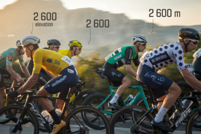 Cyclistes franchissant des cols montagneux à 2 600 mètres lors de la dix-huitième étape du Tour de France.