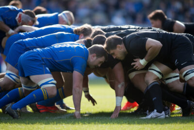 Les Bleus et All Blacks s'affrontent sur le terrain dans ce choc rugby inattendu.