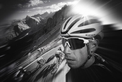 Cyclistes gravissant un col montagneux à haute altitude lors du Tour de France.