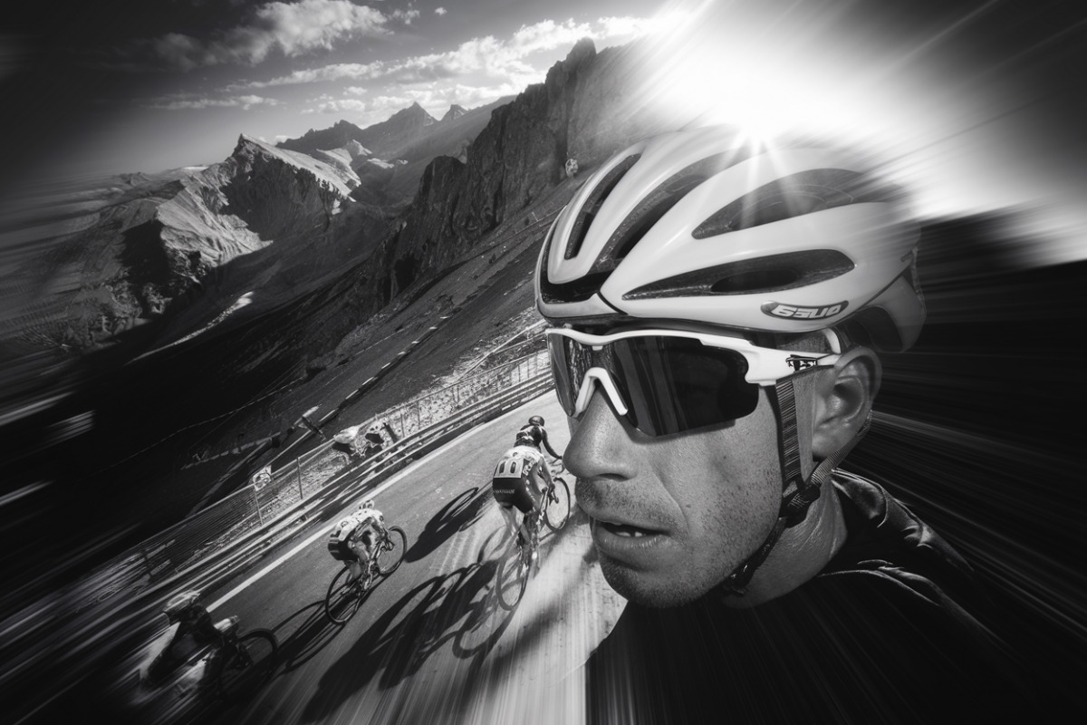 Cyclistes gravissant un col montagneux à haute altitude lors du Tour de France.