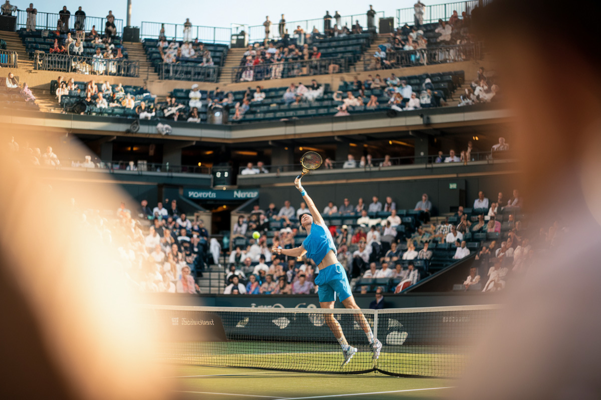 Deux joueurs de tennis épuisés s'affrontent lors d'un match marathon à Wimbledon.