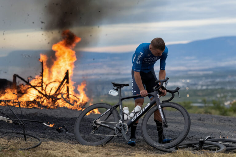 Cyclistes franchissant des étapes décisives du Tour de France E3 entre défis et obstacles majeurs.