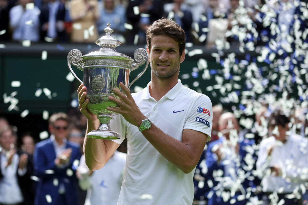 Jannik Sinner soulève le trophée de Wimbledon après sa victoire historique du Grand Chelem.