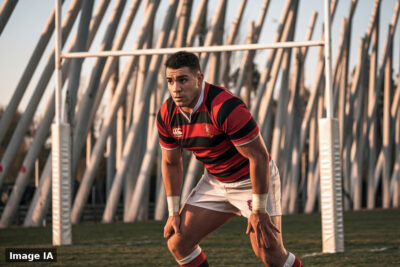Trois joueurs du Stade Toulousain s'entraînent intensément sur le terrain en juillet.