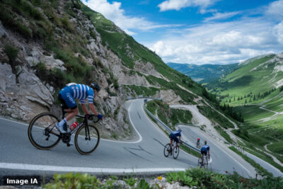Cycliste en difficulté sur route portugaise, ambulance et équipes de secours intervenant.