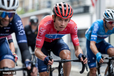 Emilien Jacquelin en tenue cycliste lors de son premier peloton professionnel normand.