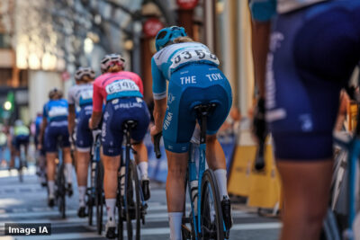 Cyclistes féminines en peloton sur les routes côtières de Nice, dernière étape du Tour 2026.