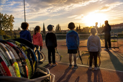 Jeunes débutants au Tennis Club Illibérien d'Elne, raquettes gratuites en main.
