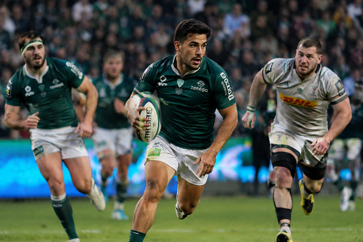 Les rugbymen palois célèbrent leur victoire éclatante 41-17 contre Leicester en Champions Cup.