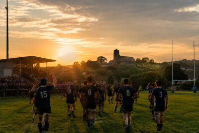 Joueurs de Montestruc Gers Rugby plaquant Toulouse RC au stade, 25-21