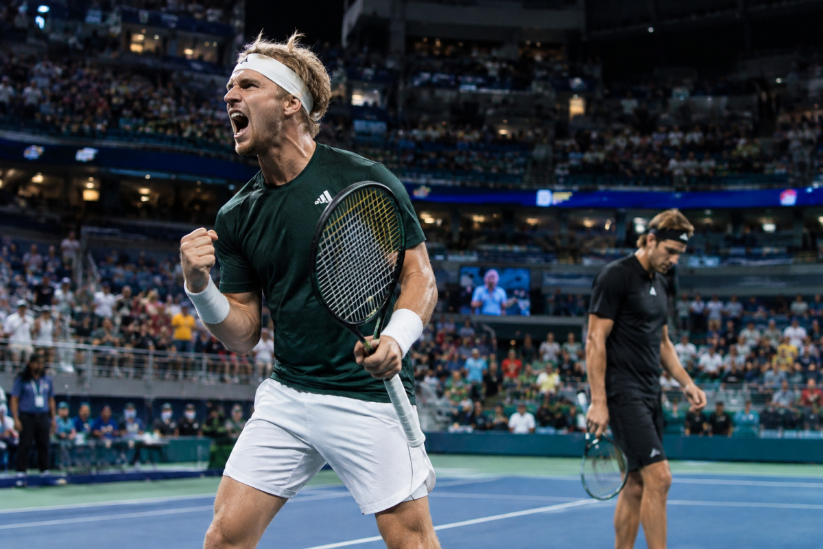 Davidovich Fokina et Zverev s'affrontent lors de la demi-finale de Shanghai.