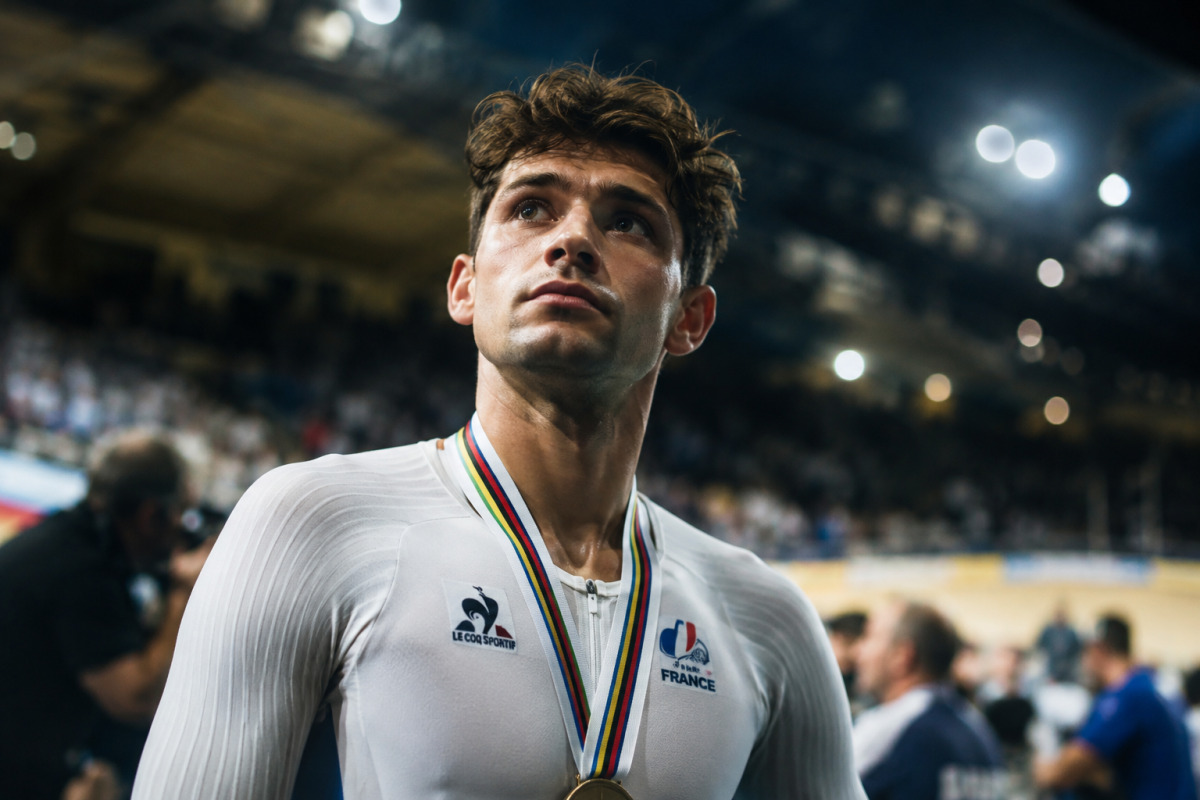 Benjamin Thomas sur son vélo, médaille d'argent autour du cou, piste de cyclisme intérieur.